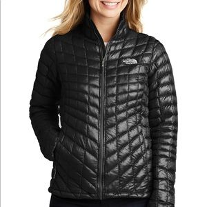 Black women’s The North Face black thermoball down jacket with pockets & collar